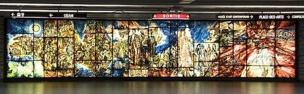 芸術広場駅のステンドグラス / Wikipedia