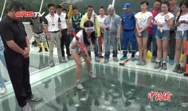 张家界大峡谷玻璃桥被铁锤砸汽车压过依然完好 / Glass bridge in Zhangjiajie: test with hammer and car rolling