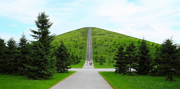 モエレ山(2012年8月)/ Wikipedia