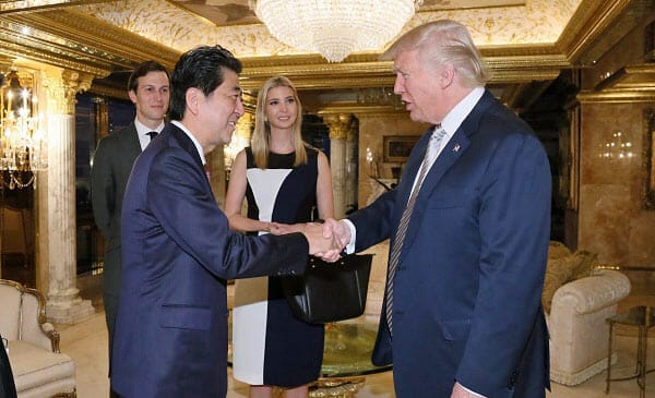 安倍総理と握手するトランプ次期大統領、後ろに長女イヴァンカさん、娘婿クシュナー氏